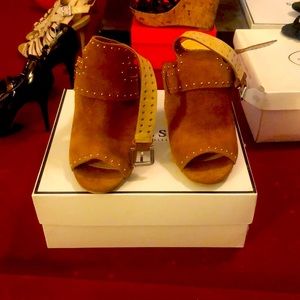 STrappy heel sandal, tan, size 6.5